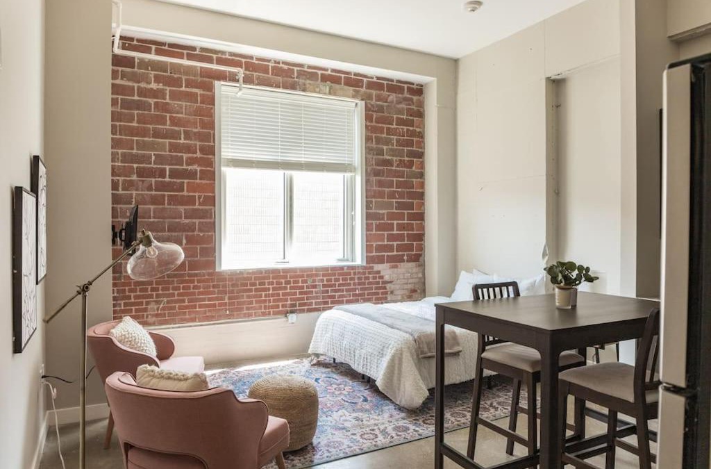 Downtown Des Moines Apartment | Beautiful Studio Downtown with Rooftop and Gym