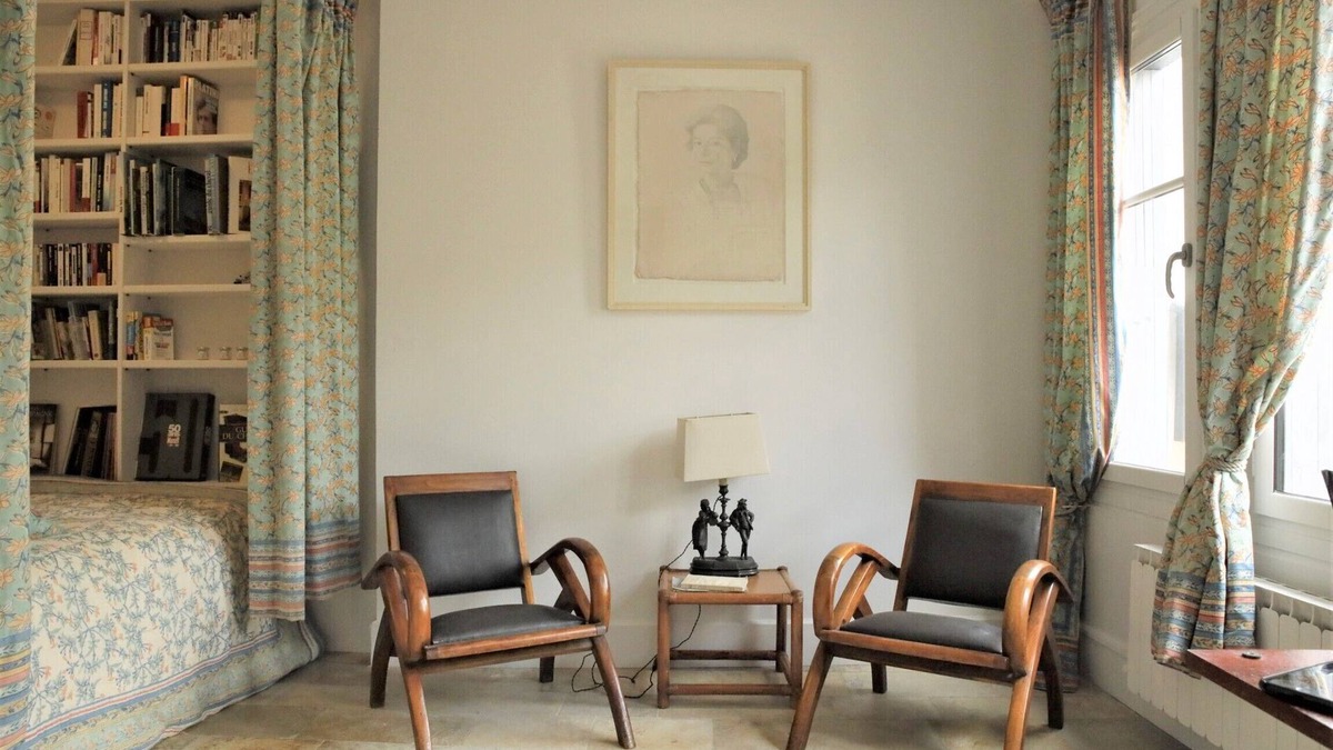 Pont-l'Eveque Apartment | Beautiful studio with garden in a large, renovated townhouse from 2021.