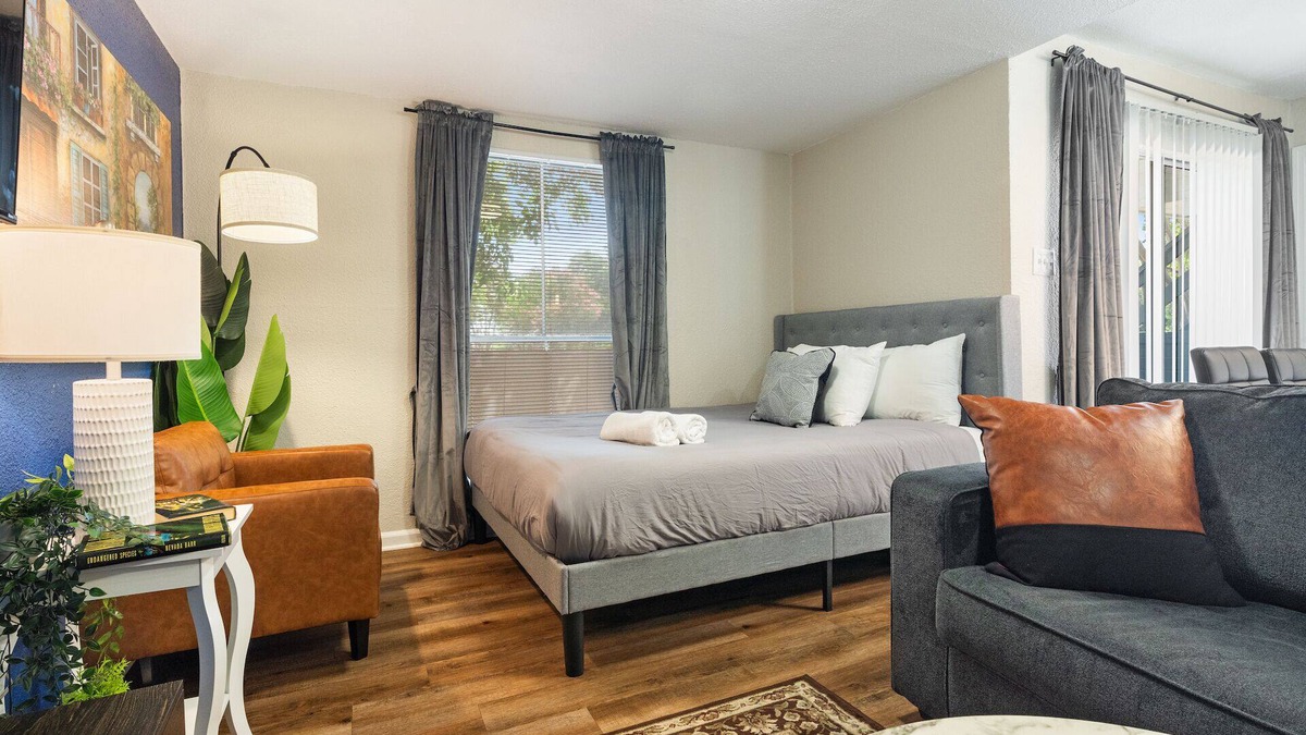 University Hills and Windsor Park Apartment | Beautiful Studio in University Hills 4837
