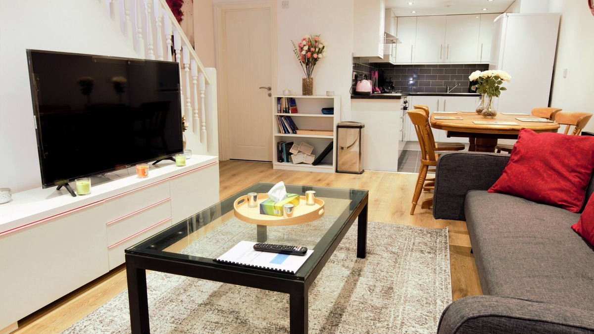 Peninsula Condo | BEAUTIFUL STYLISH 2 BEDROOM APARTMENT IN THE HEART OF GREENWICH