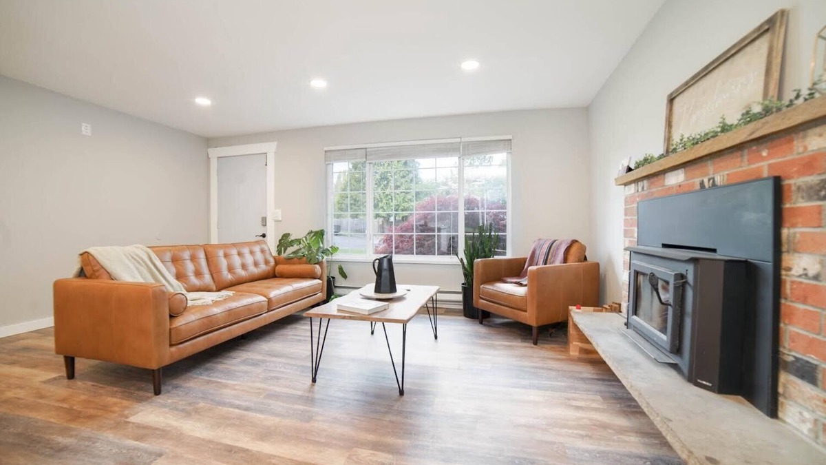 Puyallup House | Beautiful Stylish Home With Hot Tub
