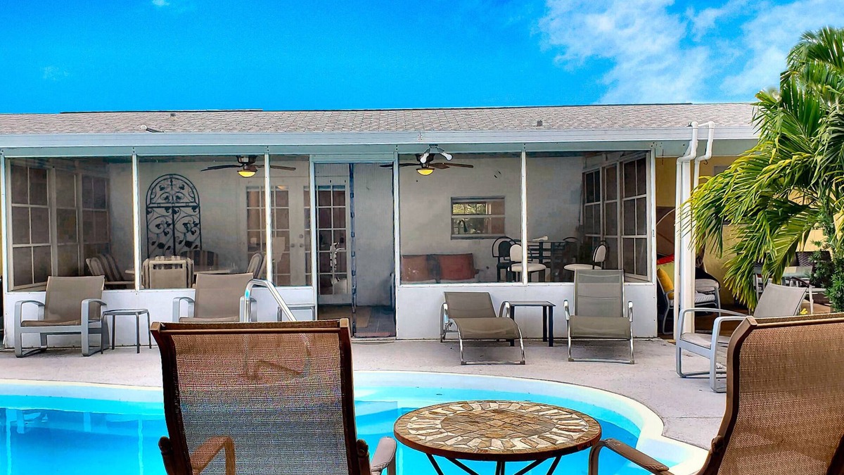 North Palm Beach House | Beautiful Suite with HEATED Pool. Minutes to Beach, Stadium, PGA