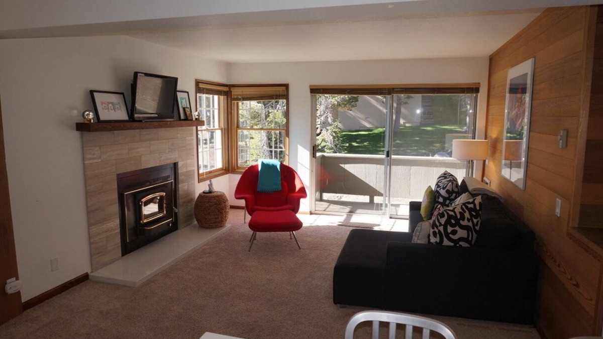 Mammoth Lakes Condo | Beautiful Sun-Filled Condo just Steps from Mammoth Mountain's Canyon Lodge!