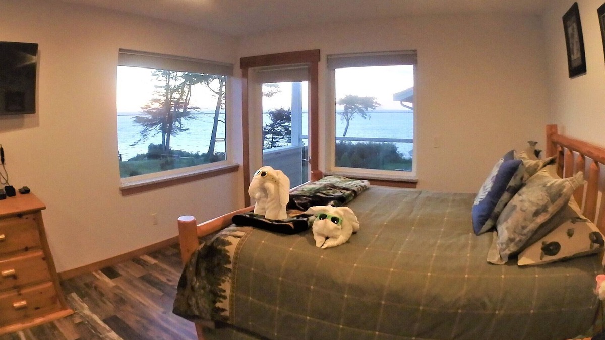 Sequim Bed & Breakfast | Beautiful Sunset Room 1 on the Beach