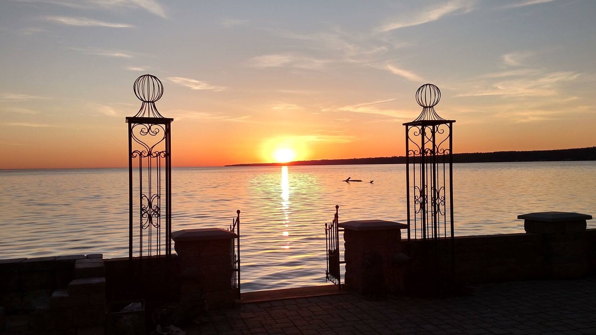 Blossvale House | !Beautiful Sylvan Beach Sunsets!