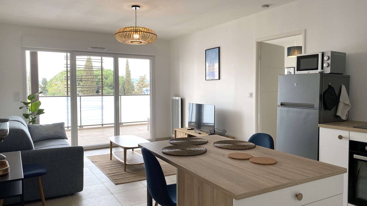 Balaruc-les-Bains Apartment | Beautiful T2 apartment with private terrace and parking in Balaruc-les-Bains