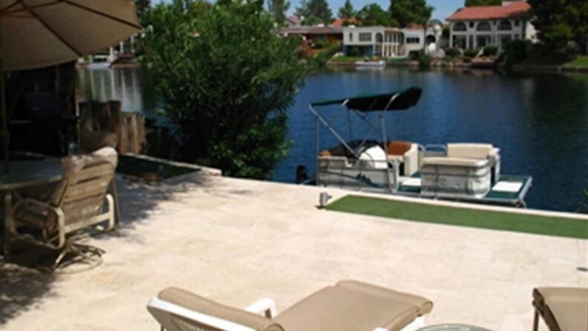 The Lakes Villa | Beautiful Tempe Waterfront Villa with Many Extras