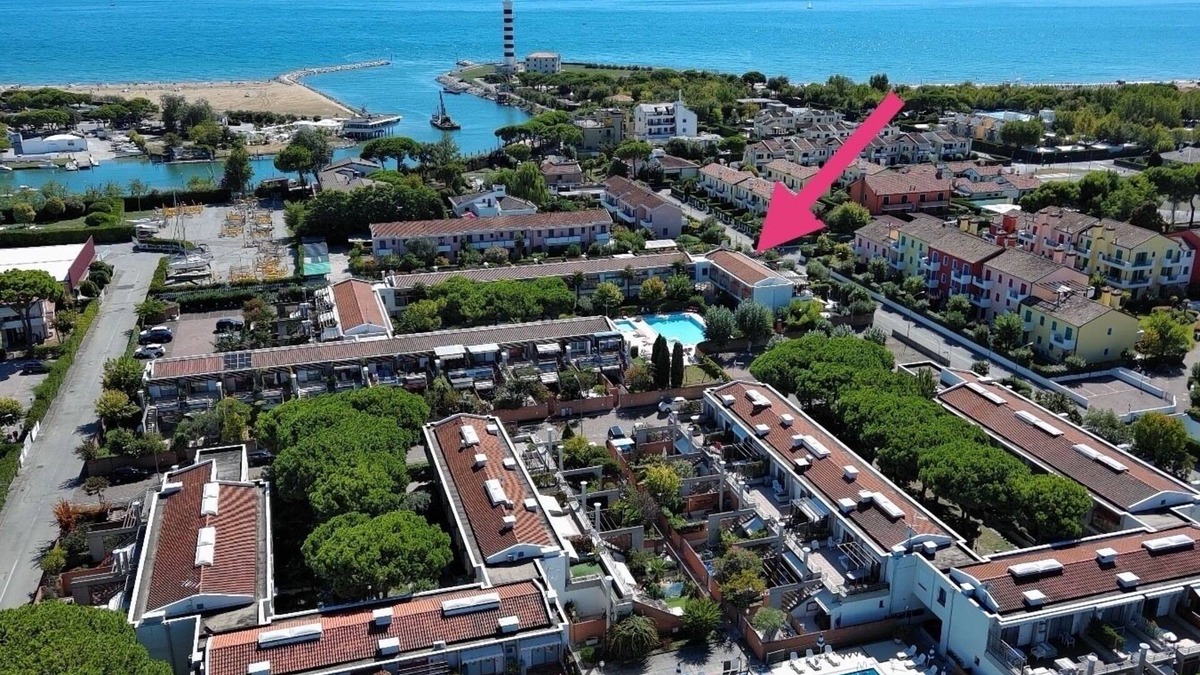 Ronchi Di Campanile House | Beautiful terraced house with pool - right by the sea