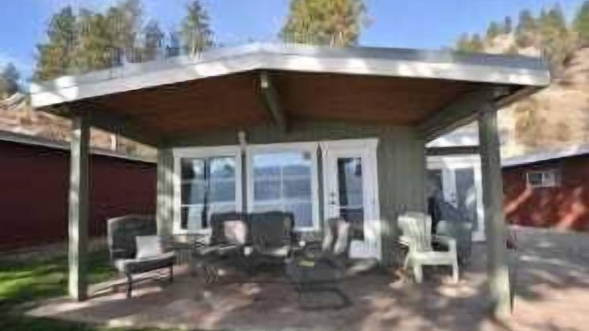 Central Okanagan Cabin | Beautiful Three Bed Lakefront Cabin - Seclusion Bay (Cabin #7)