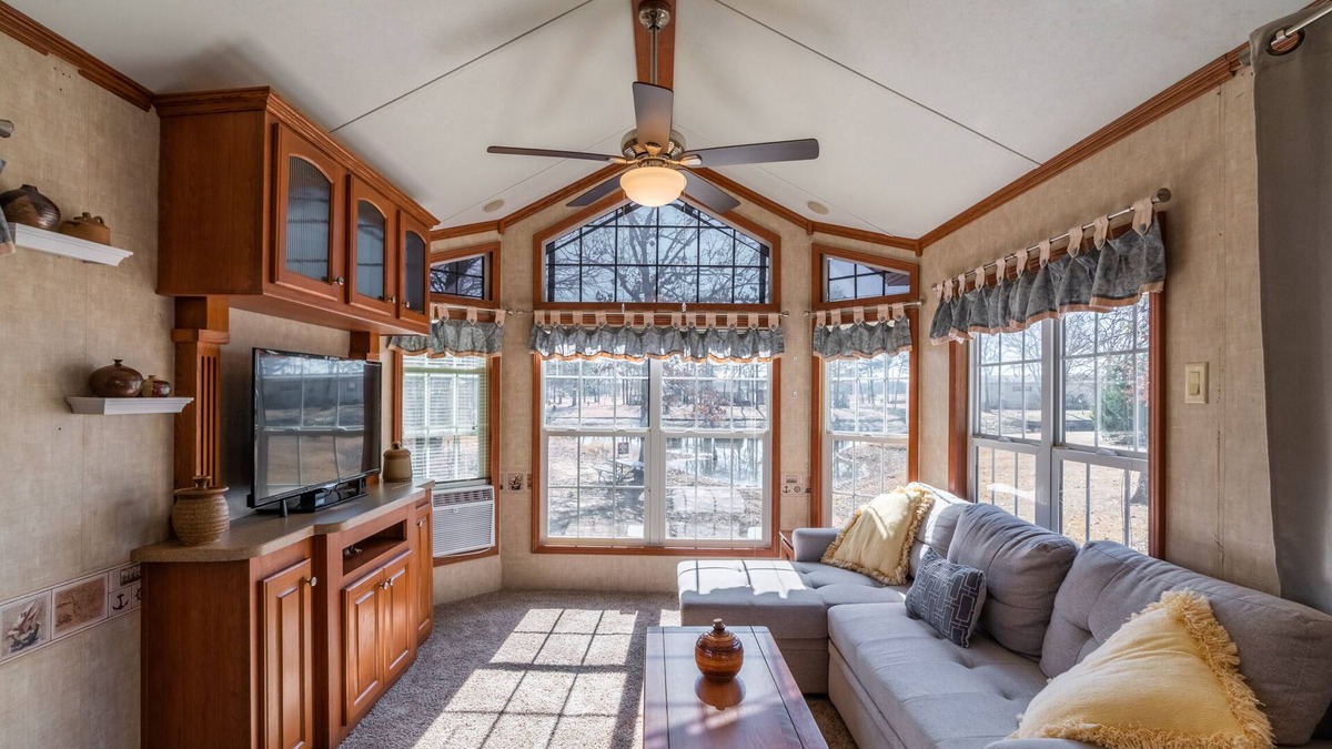 Yantis Cottage | Beautiful Tiny Home Overlooking the Pond