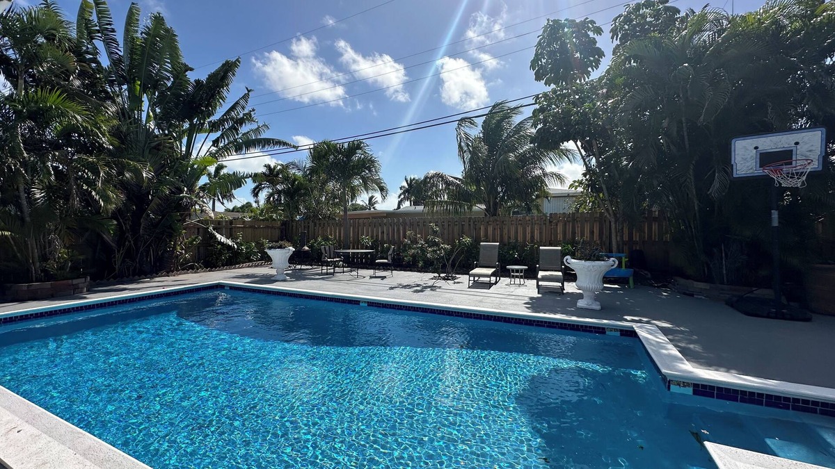 Lake Worth House | Beautiful Topical Pool Oasis