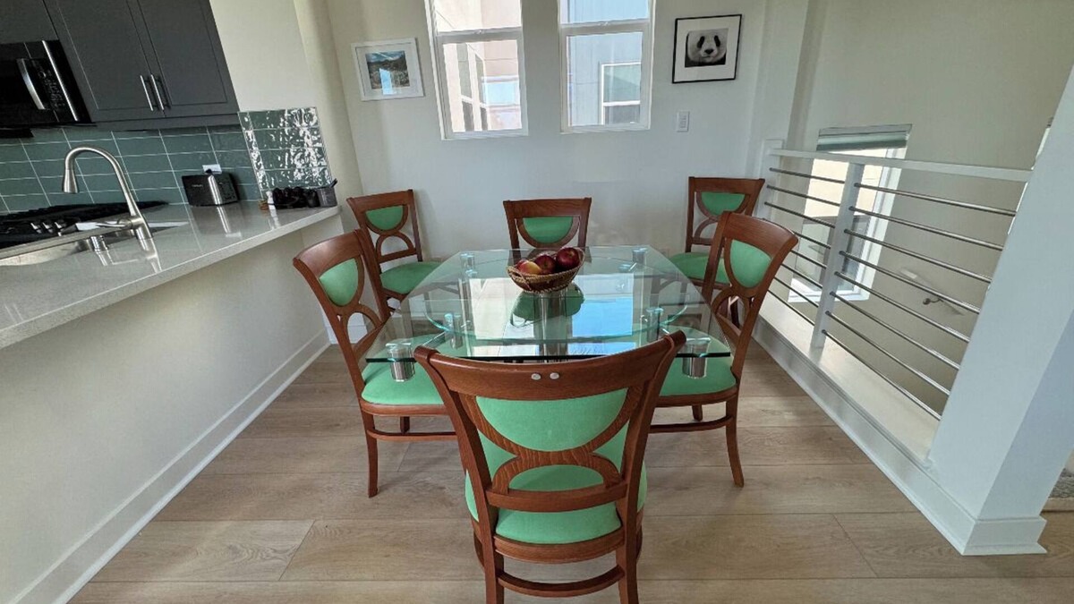 Ventura House | Beautiful Townhome a short walk to beach and downtown with stunning Island views