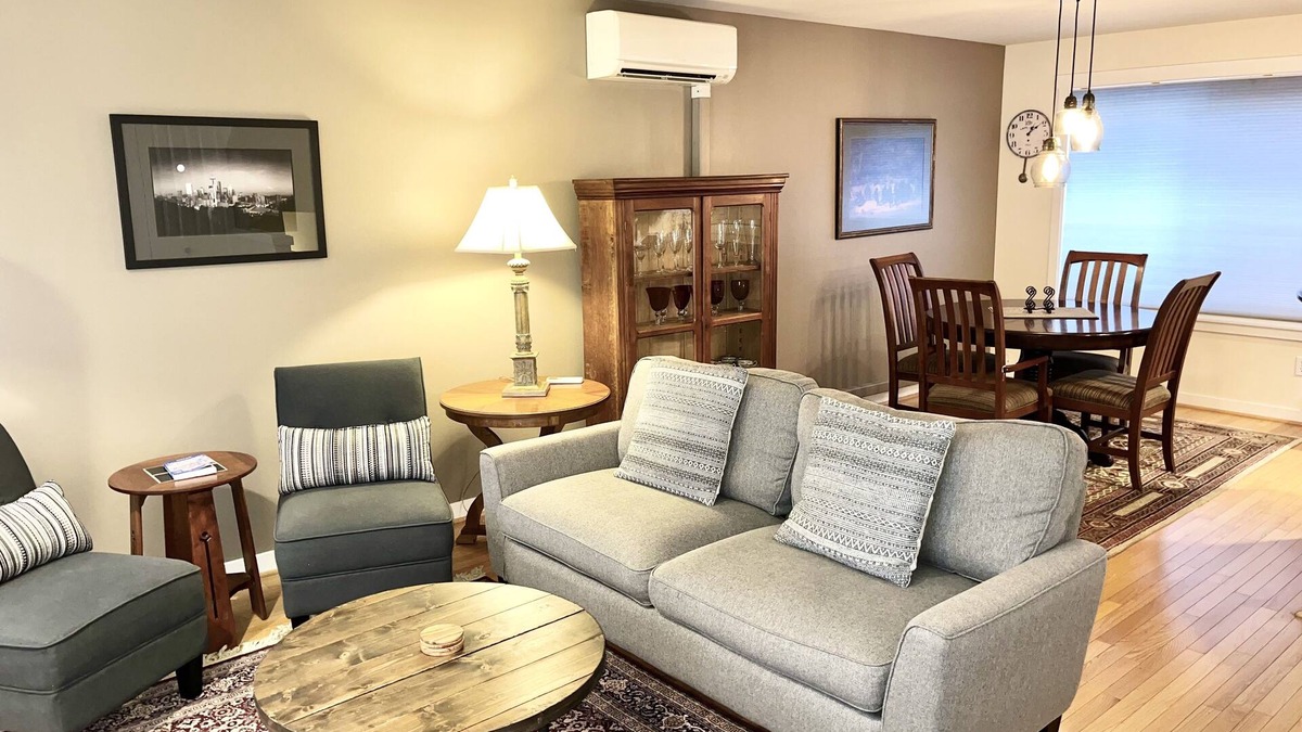 Bryant House | Beautiful Townhome near UW and Seattle Children's