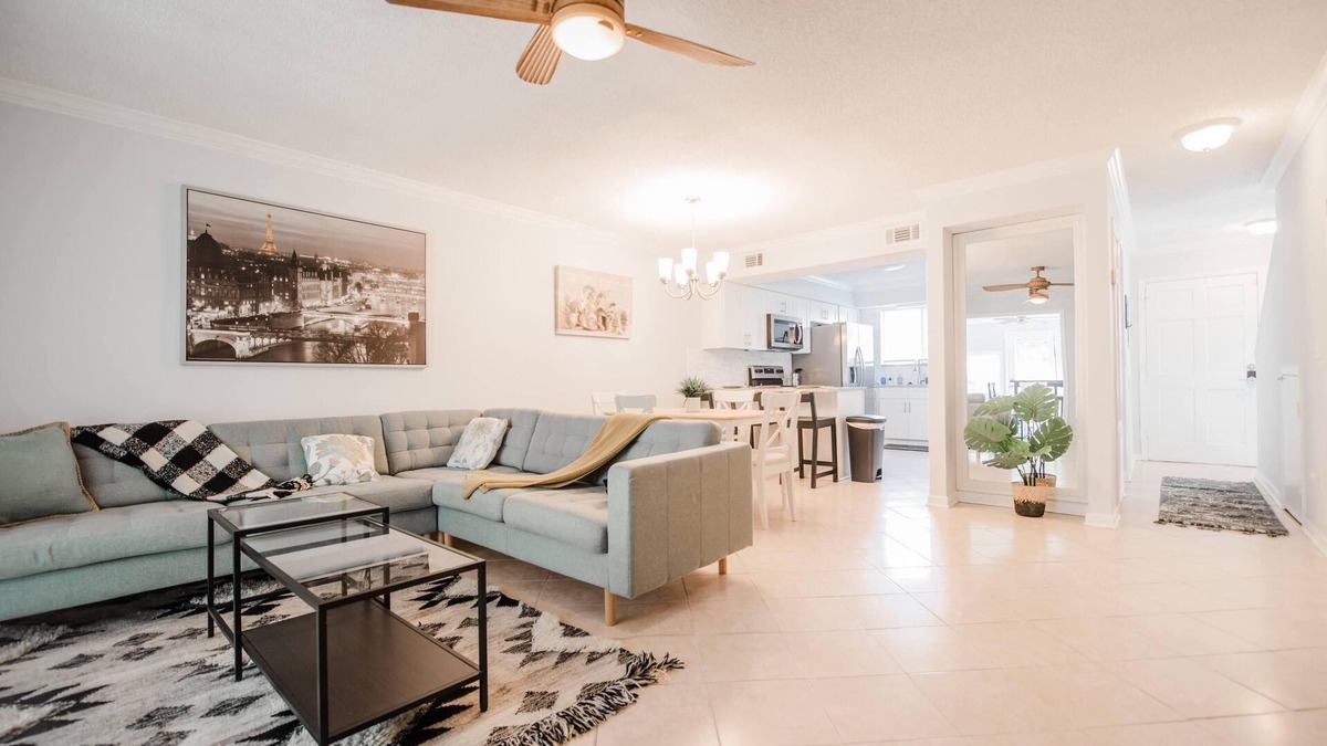 Arlington House | Beautiful townhouse right next to Ed Austin State Park.