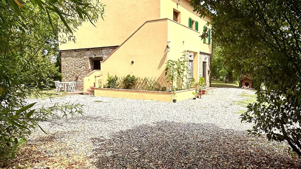 Canneto House | Beautiful Tuscan-style farmhouse surrounded by nature.