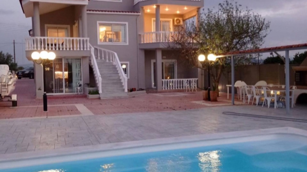 Assos-Lechaio Villa | Beautiful Tuscan Villa with pool amongst the vineyards and olive trees.