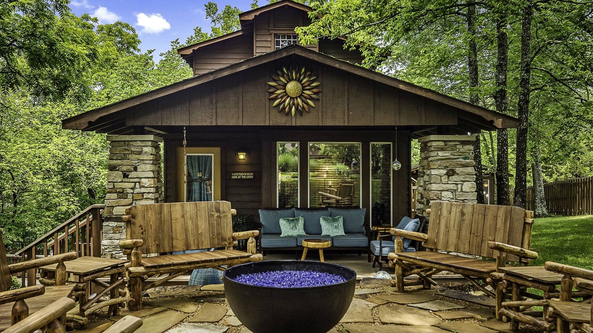 Eureka Springs Historic District Cabin | Beautiful two bedroom cabin with a five minute walk to Eureka Springs Main St