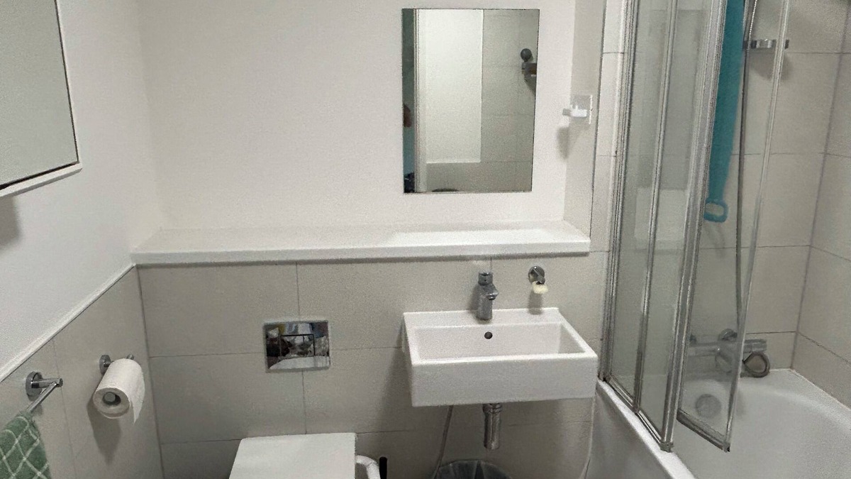 Eastleigh Apartment | Beautiful two bedroom apartment close to Southampton airport and train station