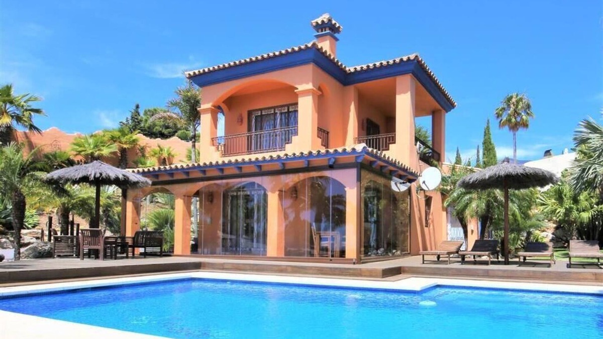 Estepona Villa | Beautiful two bedroom villa with stunning views, Overlooking Estepona town and Mediterranean sea
