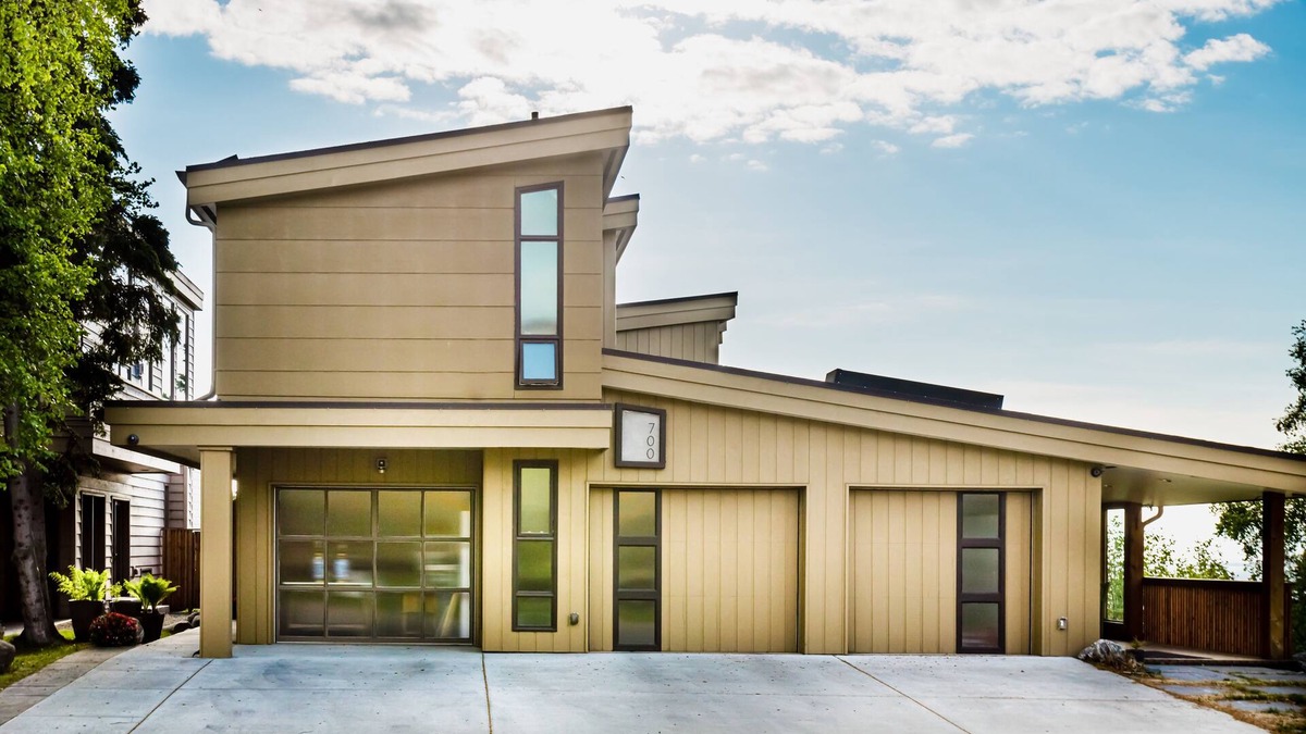 Downtown Anchorage House | Beautiful uniquely designed triplex w/2 hot tubs, ocean views, grill, fireplace