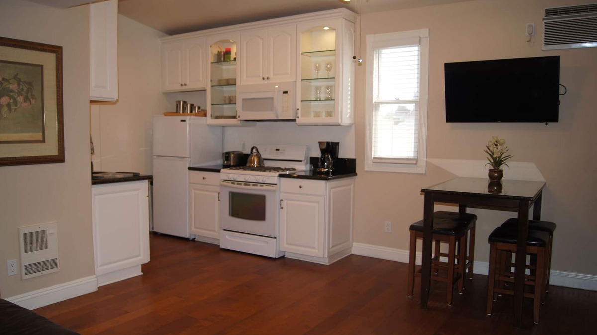 Grant Hill Condo | Beautiful Upgraded Unit w/Private Patio/BBQ. Mins. to DT, Zoo, Airport, Beaches