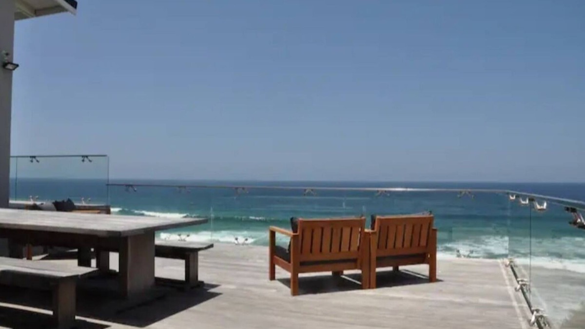 Plettenberg Bay Villa | Beautiful, upmarket, modern holiday home situated on a spectacular cliff top
