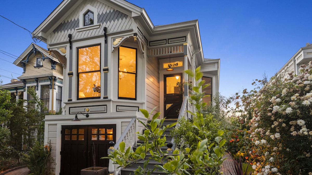 West Alameda House | Beautiful upper level 2b/2b flat in 1885 Queen Anne Cottage in Alameda