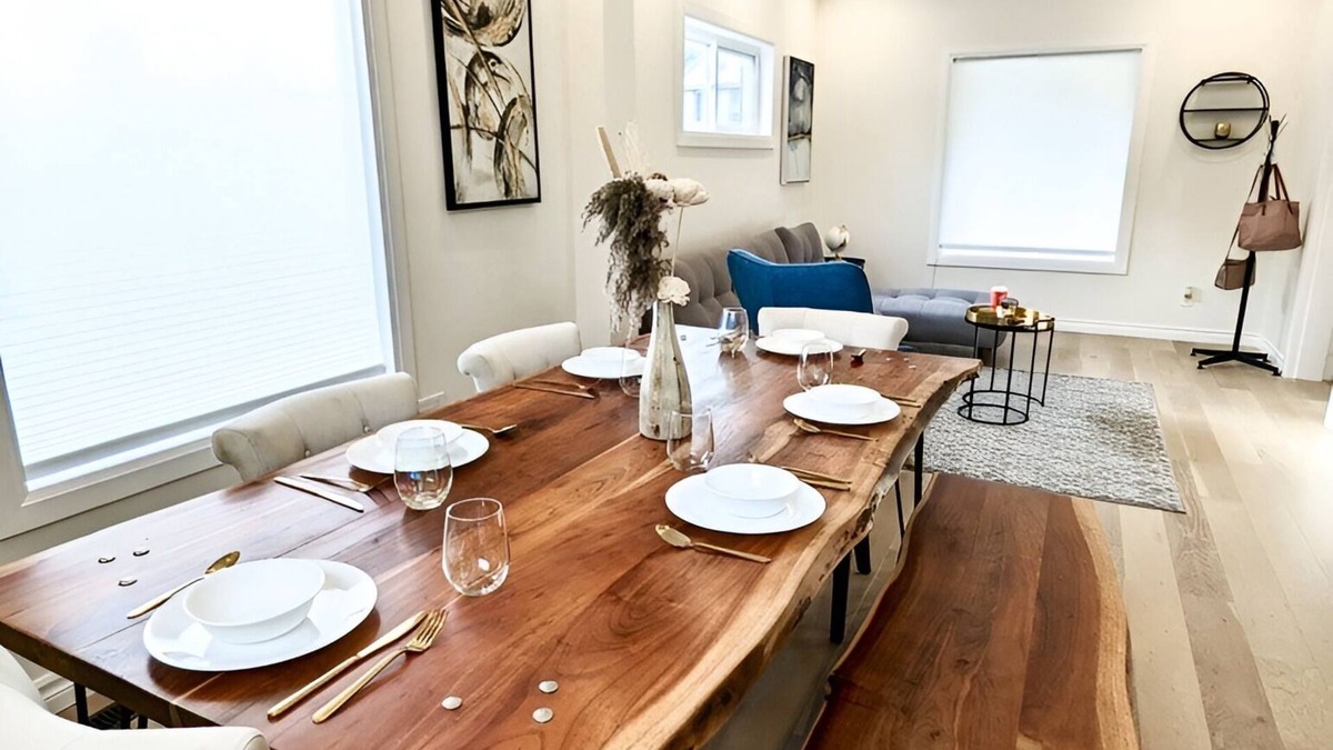Niagara Falls House | Beautiful Vacation Home in Niagra Falls! Minutes away from Clifton Hill