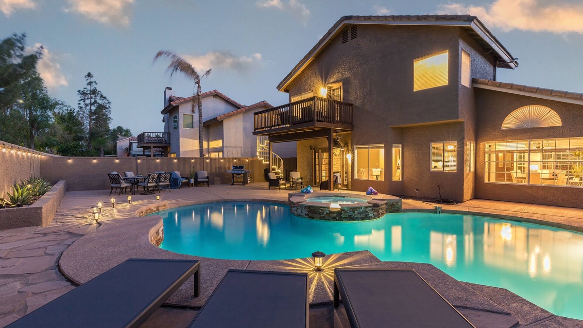 Val Vista Lakes House | Beautiful Val Vista Lakes Stunning Oasis, Amazing Pool + Spa, + 6 Beds