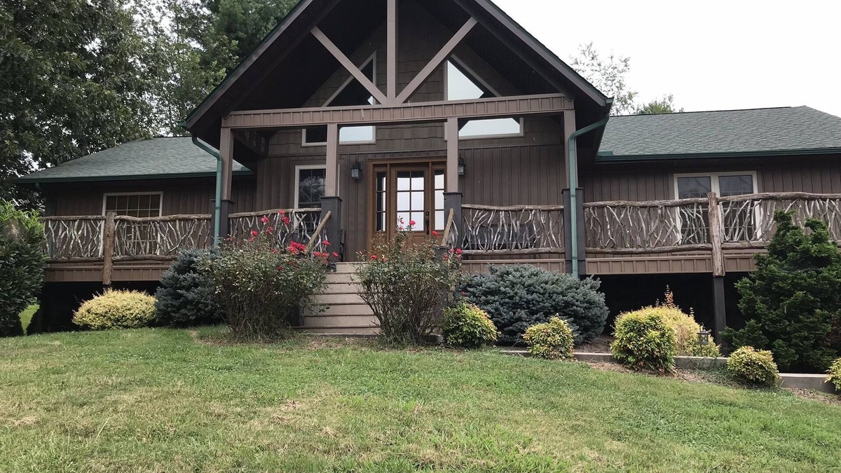 River Ridge House | Beautiful Views & Easy Access. 15 min to Waynesville and 30 Min to Asheville