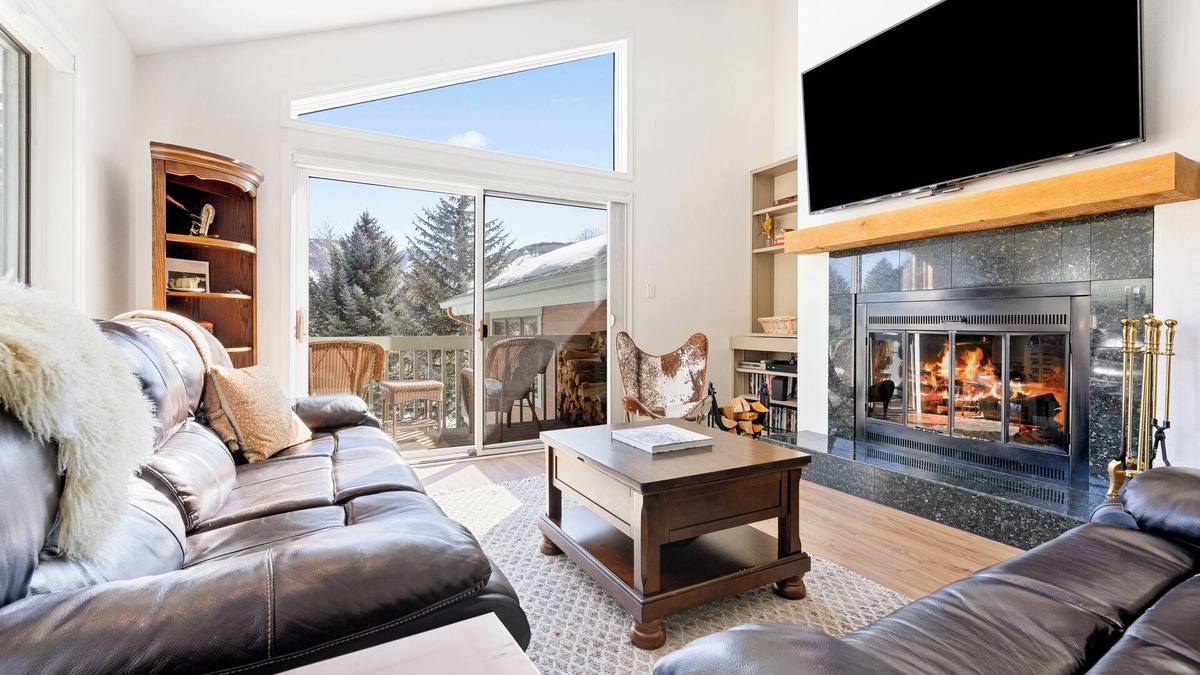 Avon House | Beautiful views from Avon Condo right on Nottingham Lake!
