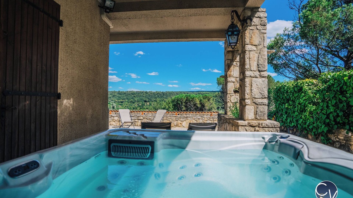 Bagnols-sur-Ceze Villa | Beautiful Villa with superb view, swimming pool and Jacuzzi