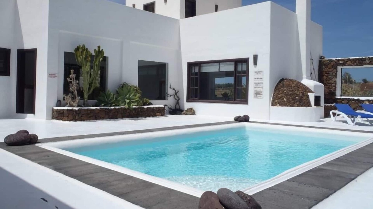 Costa Teguise House | Beautiful villa 250m2 on the golf course 7 persons