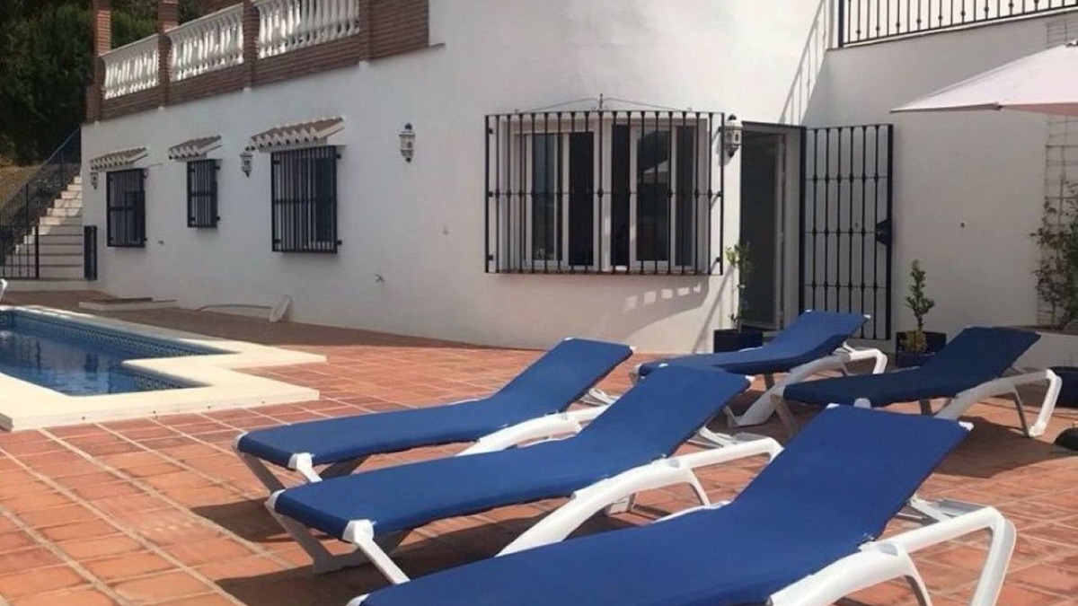 Competa House | Beautiful Villa 3 Bedrooms, 2 Bathrooms, A/C, Private Pool & BBQ