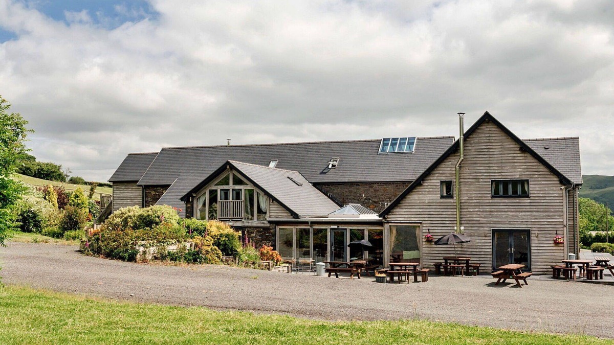 Devils Bridge House | Beautiful villa for 19 guests with WIFI, hot tub and pets allowed