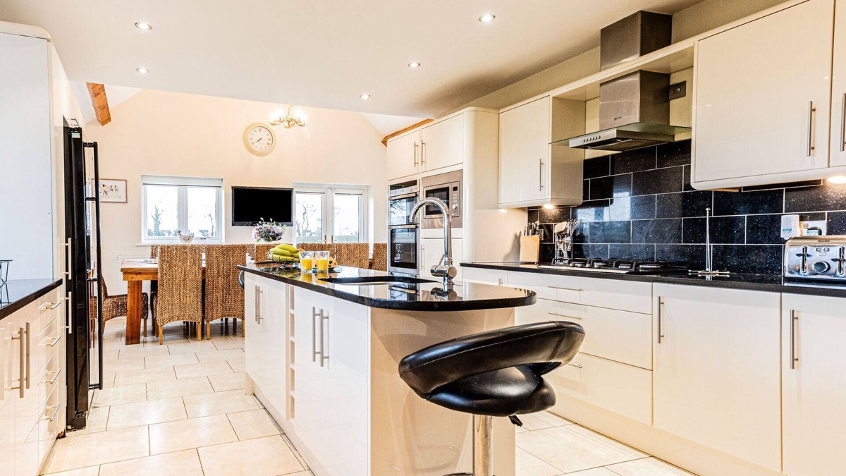 Holywell House | Beautiful villa for 14 people with WIFI and parking