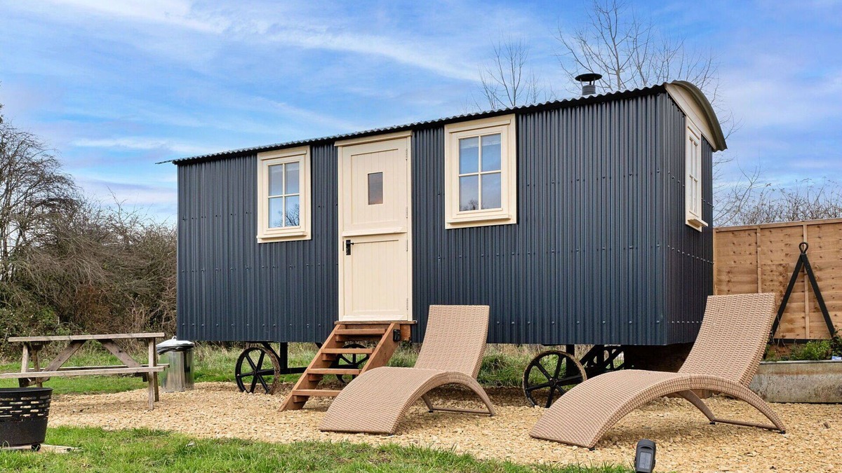 Brackley House | Beautiful villa for 2 people with WIFI and pets allowed