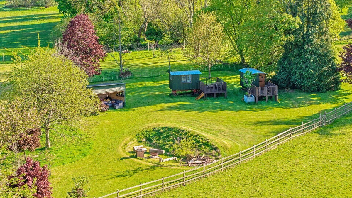 Dunbridge House | Beautiful villa for 4 guests with pets allowed and parking