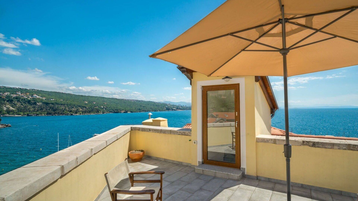 Volosko Villa | Beautiful villa for 4 people with WIFI, A/C, TV and terrace