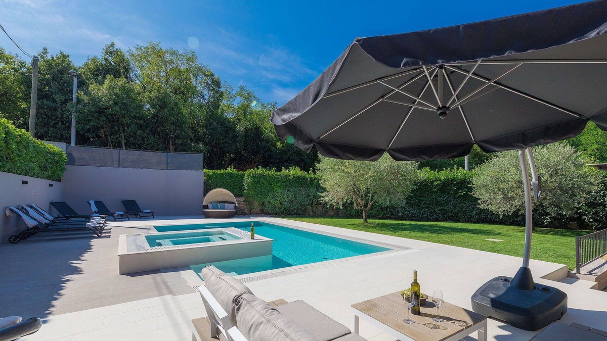 Cepljani House | Beautiful villa for 4 people with hot tub, A/C, private pool, WIFI, TV, terrace and parking