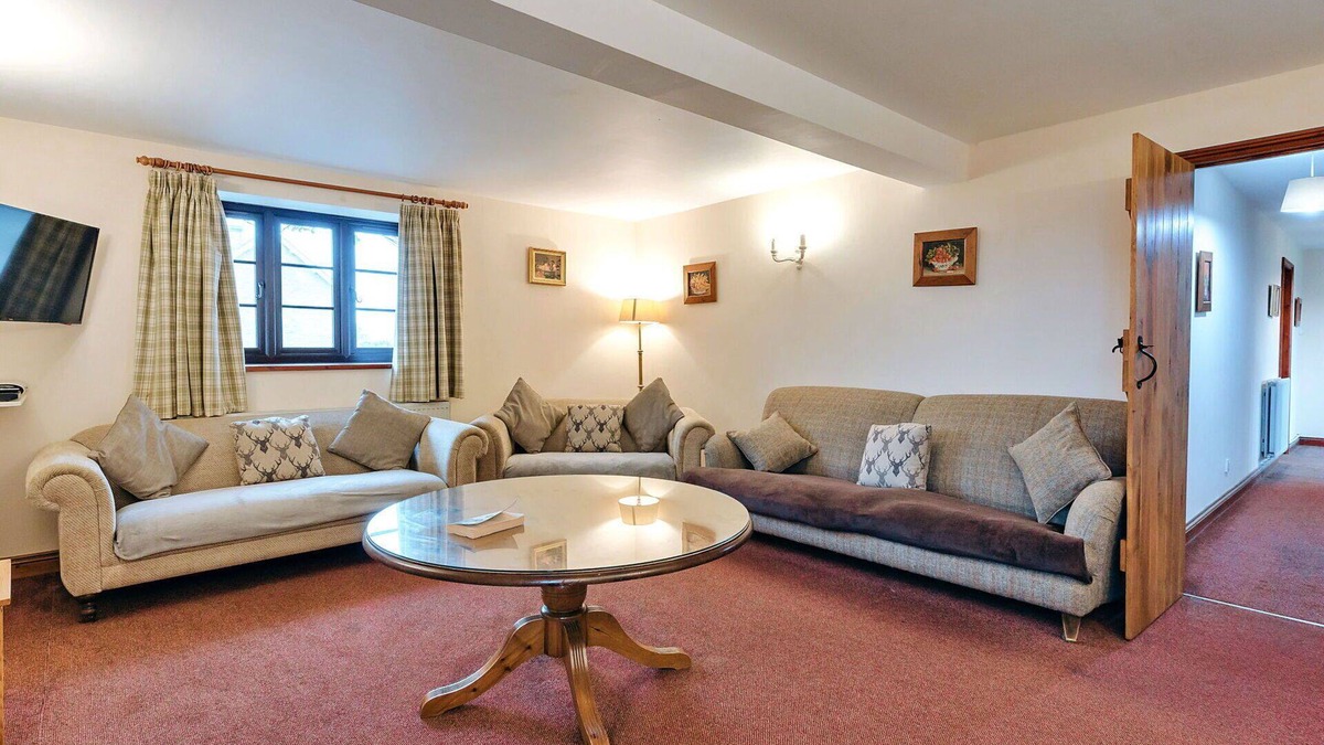 Craven Arms House | Beautiful villa for 8 guests with pool, WIFI and terrace