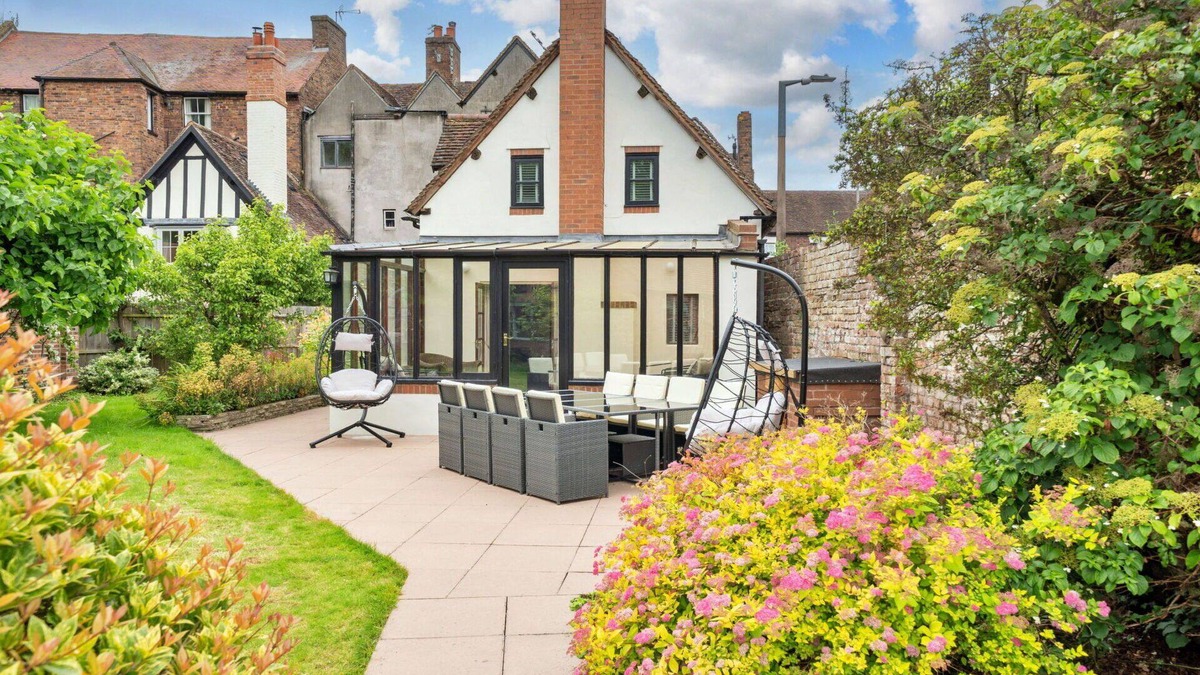 Bridgnorth House | Beautiful villa for 8 people with WIFI, hot tub, terrace and pets allowed