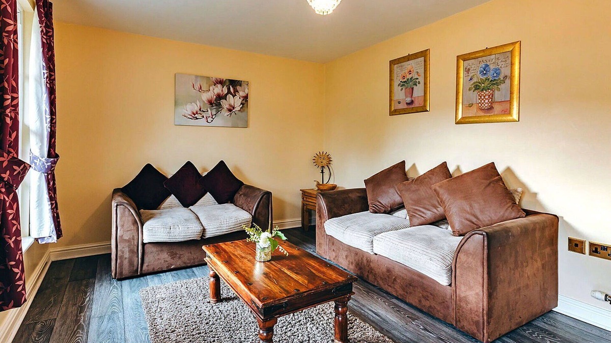 Eaton Mascott House | Beautiful villa for 4 people with WIFI, TV and pets allowed