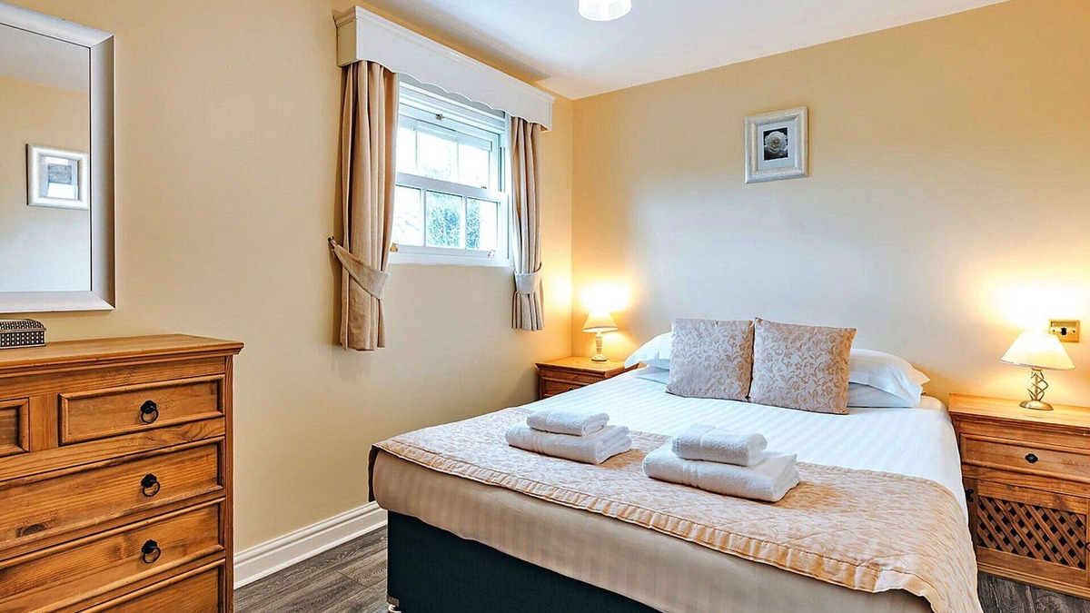 Eaton Mascott House | Beautiful villa for 4 guests with WIFI, TV and pets allowed