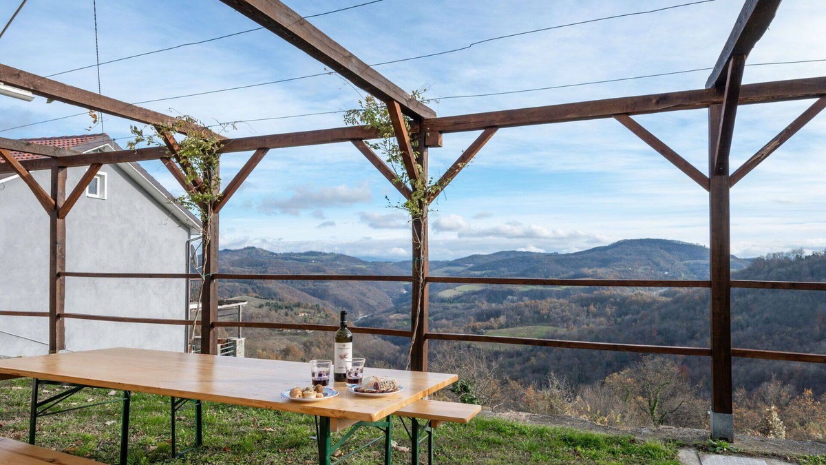 Gottasecca House | Beautiful villa for 7 guests with hot tub, WIFI, TV, patio, pets allowed and panoramic view