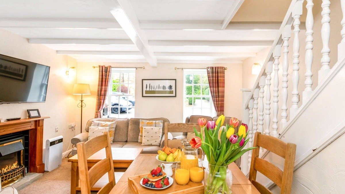 Thirsk House | Beautiful villa for 6 guests with WIFI, hot tub, pool and terrace