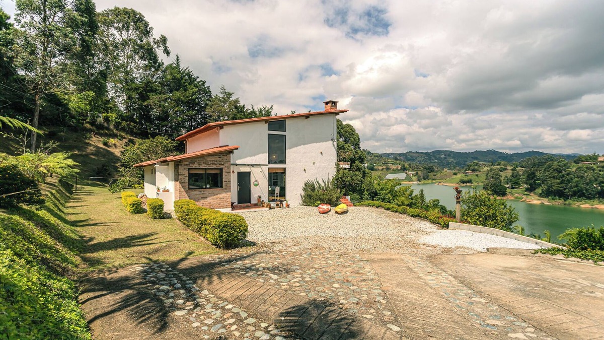 Guatape Cottage | Beautiful Villa Guatape-Peñol with nice lake views