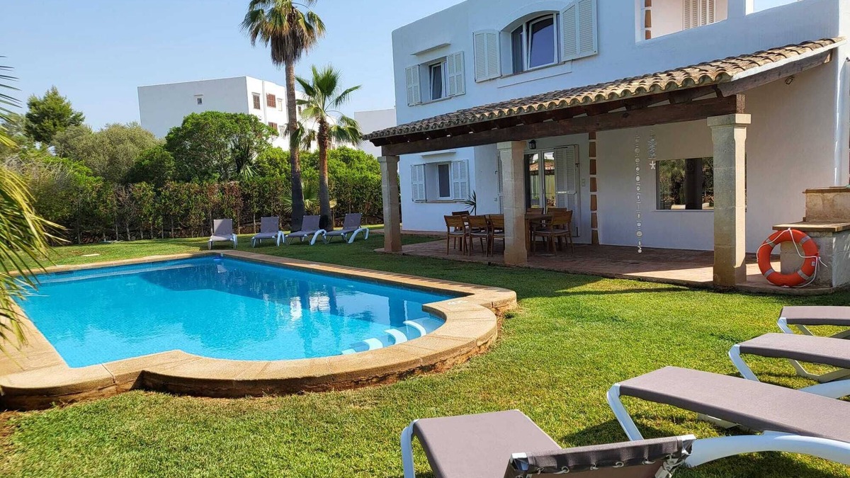 Portopetro Ski Chalet | Beautiful Villa in Cala D'or with big garden, large pool and bbq for max 8 people