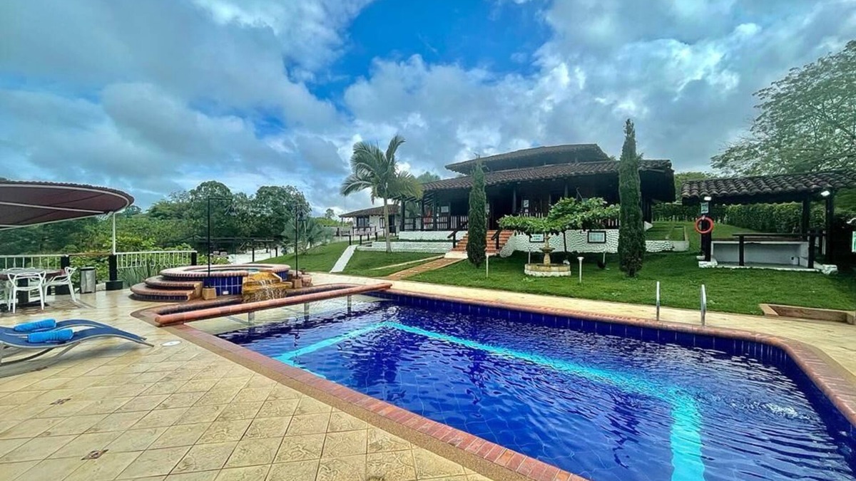 Quimbaya Villa | Beautiful Villa in Quimbaya With Luxurious Pool