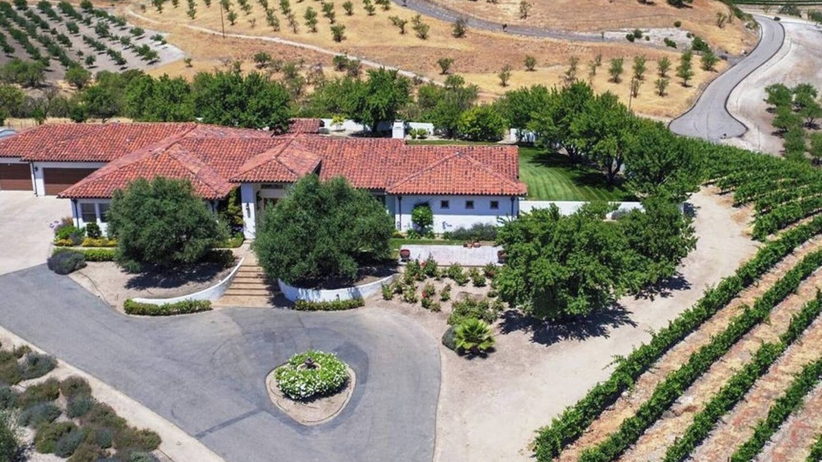 Paso Robles Villa | Beautiful villa in Paso Robles Wine Country with Swimming Pool and Hot Tub